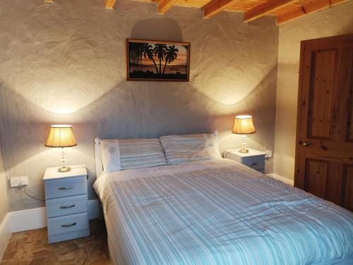 Llit o llits en una habitació de Glenkeel Cottage