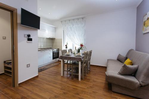 Cuisine ou kitchenette dans l'établissement Apartmani Mikic