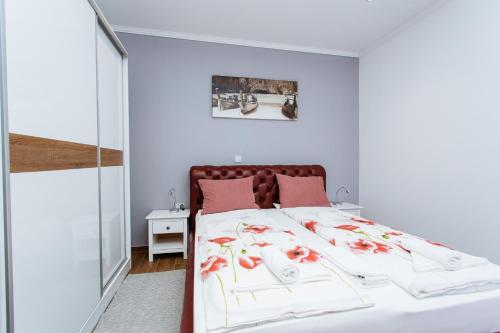 Una cama o camas en una habitación de Apartmani Mikic