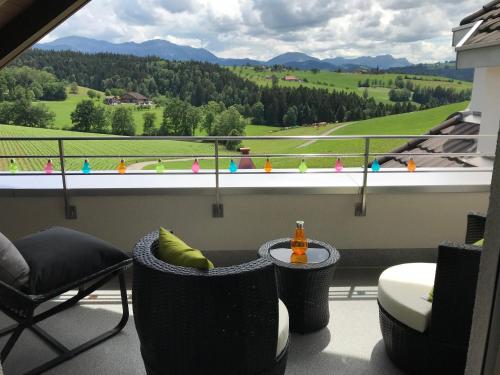 a balcony with chairs and a view of a mountain at Ruhige Zimmer im Grünen und Studio im Naherholungsgebiet in Sigigen