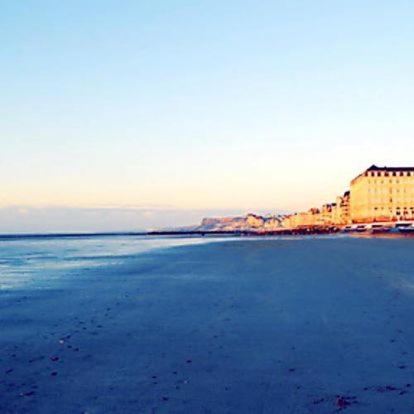 a view of a beach with buildings and the ocean at Pied à terre Wimereux à 2 pas de la plage et du centre in Wimereux
