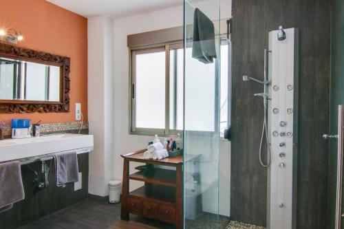 een badkamer met een glazen douche en een wastafel bij Lighthouse Altea in Altea
