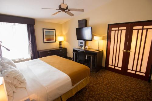 Letto o letti in una camera di Holiday Inn Express & Suites Topeka West I-70 Wanamaker by IHG