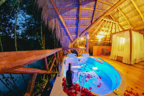 ein Badezimmer mit einer Badewanne in einer Hütte in der Unterkunft Refugio Monte Oscuro in Las Mercedes