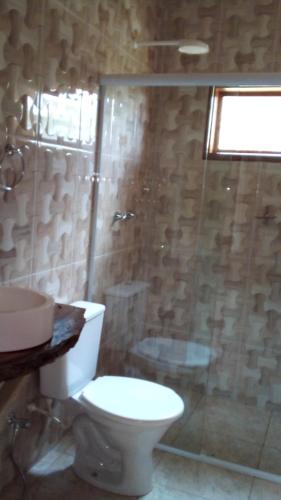 a bathroom with a toilet and a shower at RECANTO DO LEÃO in Aiuruoca
