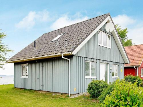 ゲルティングにある8 person holiday home in Geltingの灰色の屋根の灰色の家