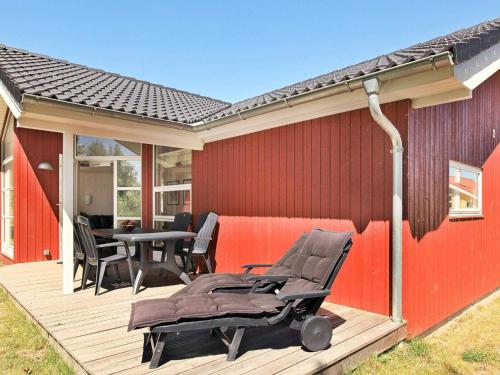 un patio con mesa y sillas en una terraza en 8 person holiday home in Gro enbrode, en Großenbrode