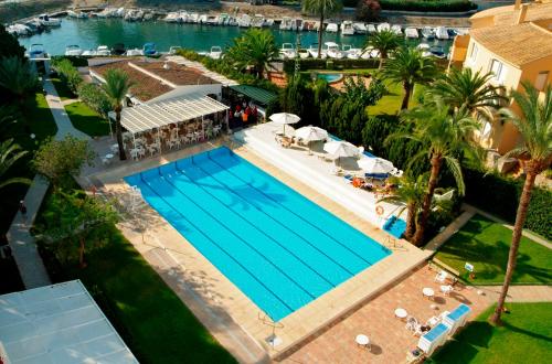 an overhead view of a swimming pool at a resort at Hotel Villa Naranjos in Jávea