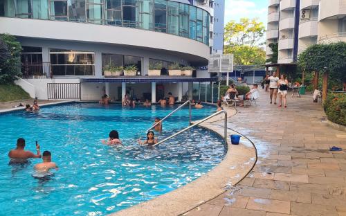 grupa ludzi bawiących się w basenie w obiekcie Rio Quente Aguas da Serra Apart w mieście Rio Quente