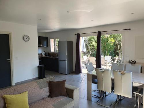 une cuisine et un salon avec une table et des chaises dans l'établissement Mini-villas Célia à BONIFACIO, à Bonifacio