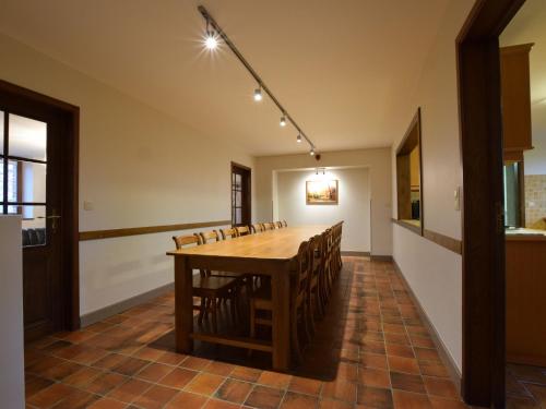 uma sala de jantar com uma mesa de madeira e cadeiras em Quaint Holiday Home in Gouvy with Sauna em Rogery