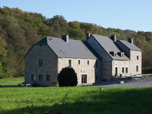 un grupo de edificios en un campo de hierba en Lovely Holiday Home in Mettet with Garden, en Stave