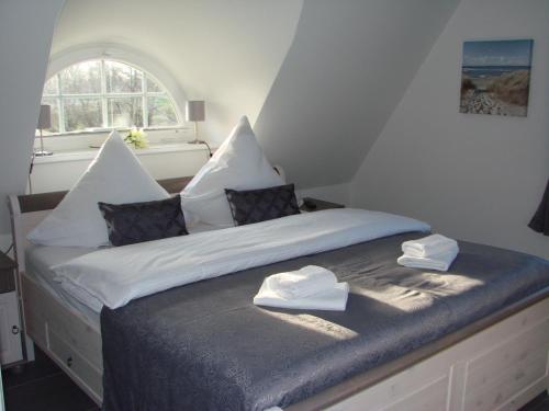 - une chambre avec un lit et 2 serviettes blanches dans l'établissement Fairy tale holiday home in Rerik with private terrace, à Rerik