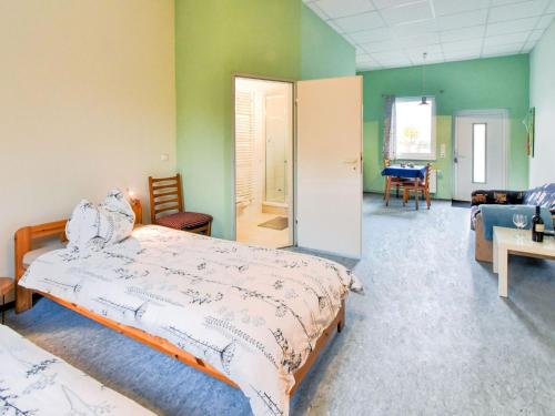 a bedroom with a bed and a living room at Wohnung nahe Ostsee Graal Müritz Strand in Rövershagen