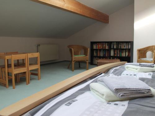 1 dormitorio con 2 camas, escritorio y sillas en Appealing holiday home in Ciggiano with private pool, en Boddin