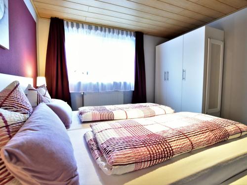 מיטה או מיטות בחדר ב-Quaint Apartment in Grevesmuhlen near Lake