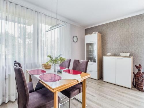 een keuken en eetkamer met een tafel en stoelen bij Ruhiges Apartment in Schwalefeld mit Garten in Willingen