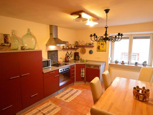 een keuken met een tafel en een eetkamer bij Charming Holiday Home in Neumagen Dhron in Neumagen-Dhron