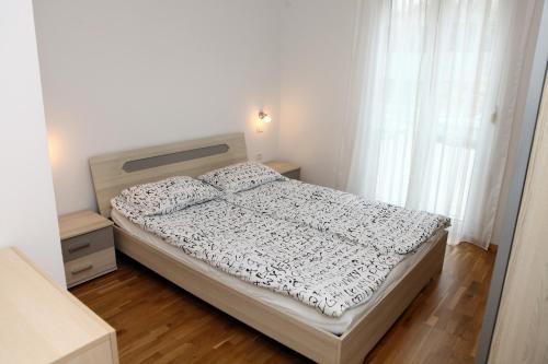 - une chambre avec un lit et une fenêtre dans l'établissement Koper Homey Retreat LURE, à Koper