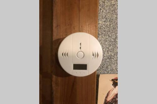 a white door knob on a wooden door with a picture at ゲストハウス+カフェわ　１日１組限定！ 築１００年の農家の古民家で宿泊体験、薪でお風呂沸かせます。焚き火もできます。 in Kannami
