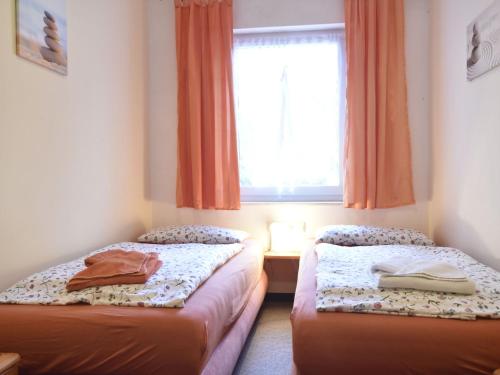 - 2 lits dans une chambre avec fenêtre dans l'établissement Cozy apartment in Rerik Germany near Sea, à Rerik