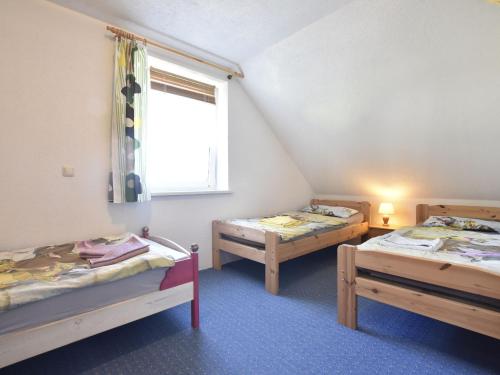 レリクにあるSpacious Apartment in Rerik Germany near Seaのベッド2台と窓が備わる客室です。
