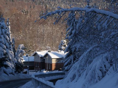 um edifício na neve ao lado de uma estrada em Holiday home near ski area em Rechenberg-Bienenmühle