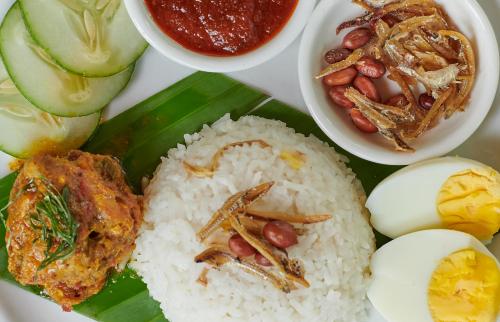 een bord met rijst, eieren en groenten bij Temple Tree Resort in Pantai Cenang
