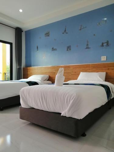 Sangkhomにあるเคียงภูวิลล่าの青い壁のベッドルーム1室(ベッド2台付)
