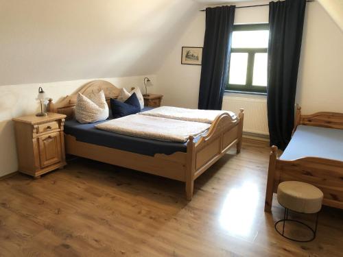 een slaapkamer met een bed en een raam bij Spacious Apartment in Dargun Mecklenburg with Swimming Pool in Barlin