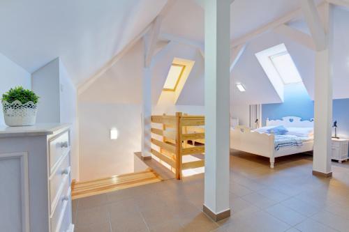 Un pat sau paturi într-o cameră la Apartament DALBA