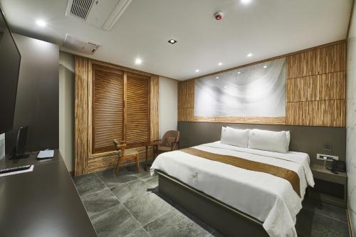 Voodi või voodid majutusasutuse Aura Hotel toas