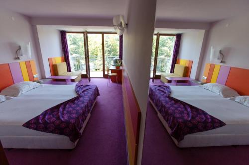 Hotel Koral - Parking tesisinde bir odada yatak veya yataklar