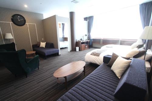 a hotel room with a bed and a couch at 夏油高原スキー場 in Kitakami