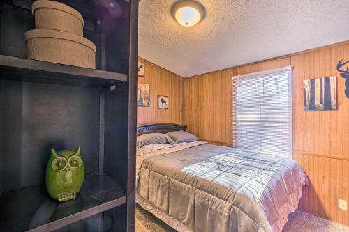 Relaxing Lincoln Forest Retreat with Wraparound Deckにあるベッド