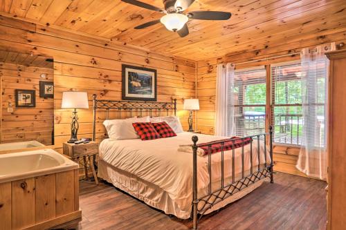 Afbeelding uit fotogalerij van Cabin with Deck and Fireplace Less Than 3 Mi to Dollywood! in Pigeon Forge