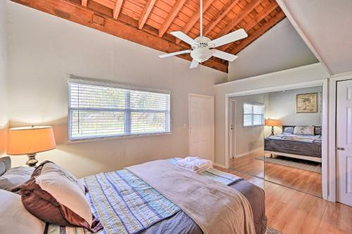 Un pat sau paturi într-o cameră la Coastal Condo Less Than 1 Mile to Everglades Natl Park!