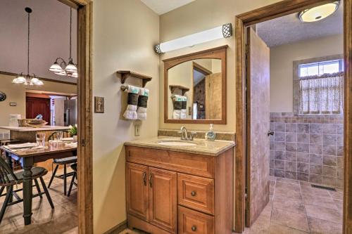 ein Badezimmer mit Waschbecken und Dusche in der Unterkunft Firefly Cove - 3 Mi to Parkway and National Park! in Sevierville