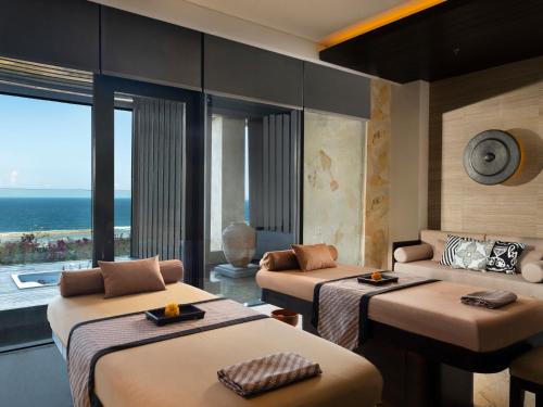 Postel nebo postele na pokoji v ubytování The Apurva Kempinski Bali