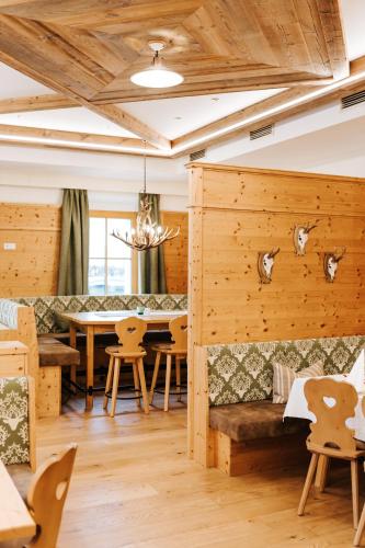 a dining room with wooden walls and a table and chairs at Hotel Der Stockinger in Premstätten