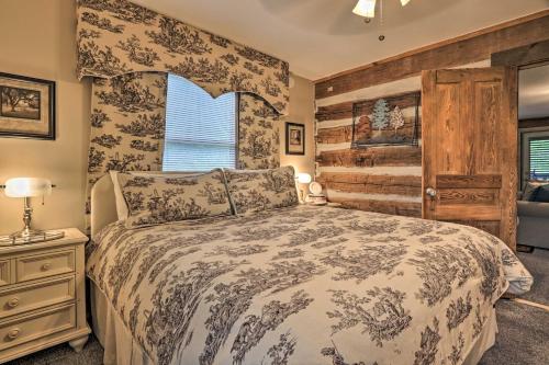 Schlafzimmer mit einem Bett und einem Fenster in der Unterkunft Riverfront Couples Retreat in Smoky Mountains! in Townsend