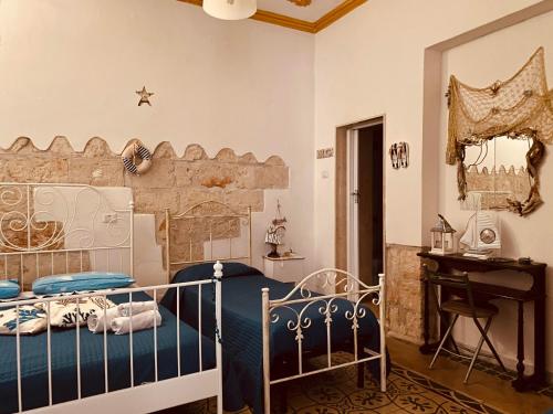 - une chambre avec un lit et un bureau dans l'établissement B&B La Villetta Palese, à Bari