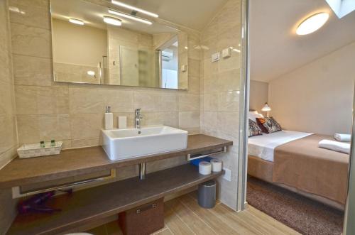 Koupelna v ubytování App & Rooms Juraga