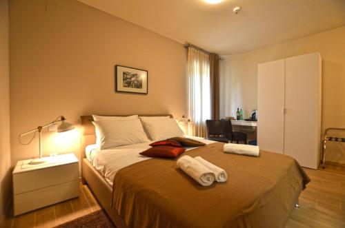 ein Schlafzimmer mit einem Bett mit zwei Handtüchern darauf in der Unterkunft App & Rooms Juraga in Bale