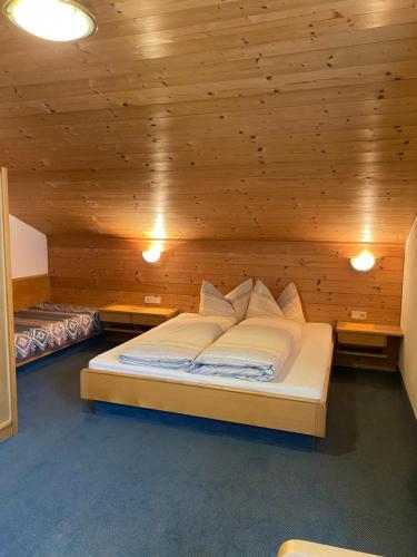 Postel nebo postele na pokoji v ubytování Aparts Handle und Haus Bergblick