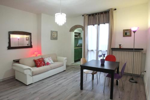 - un salon avec un canapé et une table dans l'établissement Love and More House, à Imola