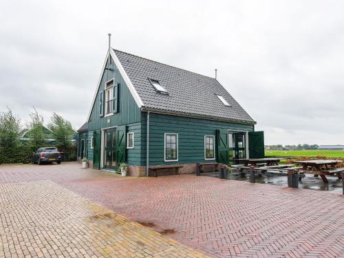 Het gebouw waarin het vakantiehuis zich bevindt