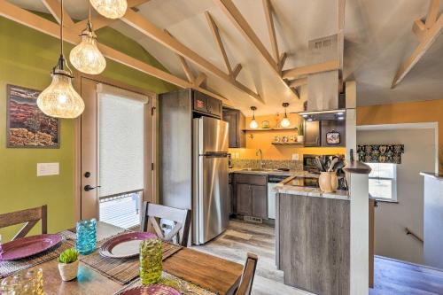 Η κουζίνα ή μικρή κουζίνα στο Hot Tub and View Wine Country Retreat in Cornville