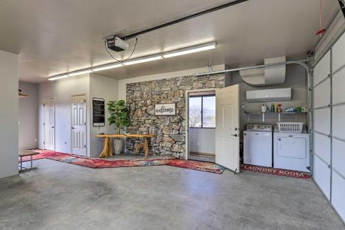 Η κουζίνα ή μικρή κουζίνα στο Hot Tub and View Wine Country Retreat in Cornville