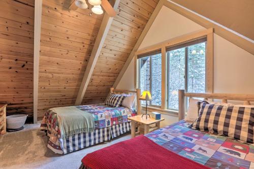 Voodi või voodid majutusasutuse Incline Village Cabin about 3 Mi to Lake Tahoe! toas